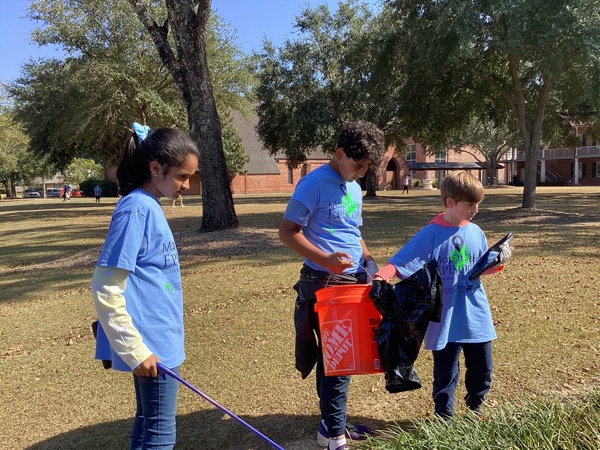 Students cleaning campus