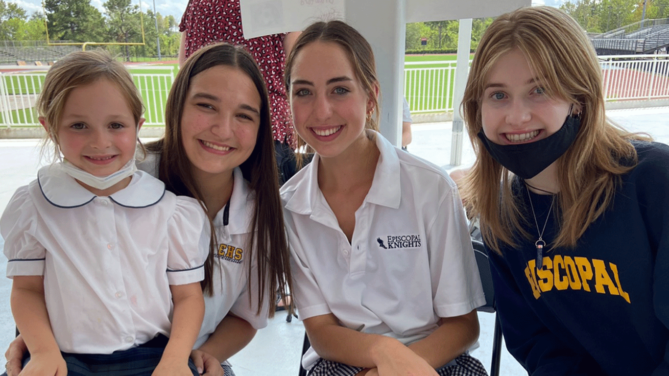Lucy Pellegrin '22 with her kindergarten buddy